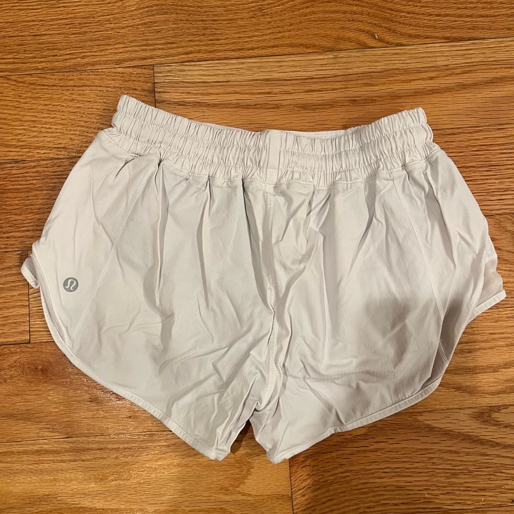 Lululemon Hotty Hot Short 2.5” Size 4 WHITE